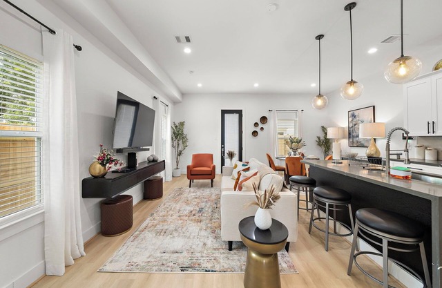 Townhouse Nr DT & Med Center | Games | Pet | WiFi