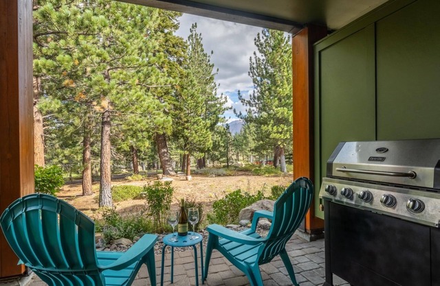 Townhouse on the Golf Course with Mountain Views and 2 Heated Garage Spaces!