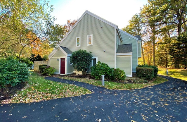 Townhouse Private, End unit. AC, 50 yards to Pools