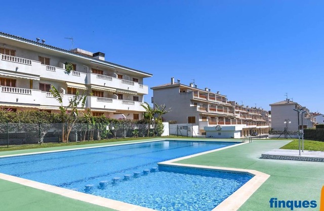 Townhouse with communal area with pool