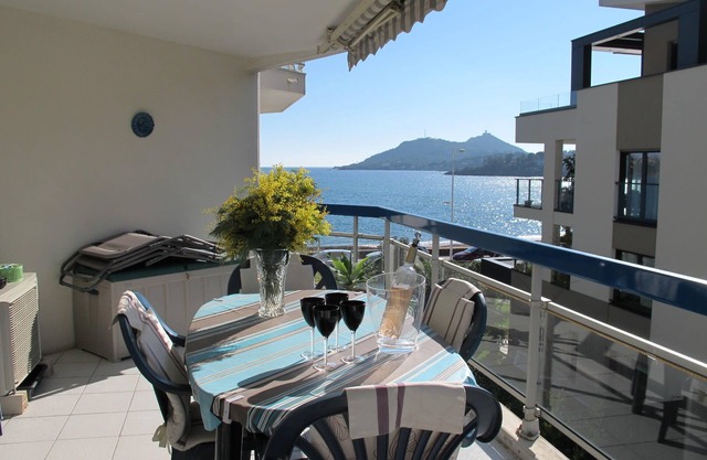 Très beau 2 pièces climatisé, tout équipé avec vue mer et garage