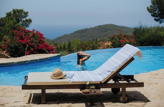 Traditional finca with sunset, infinity pool & privacy