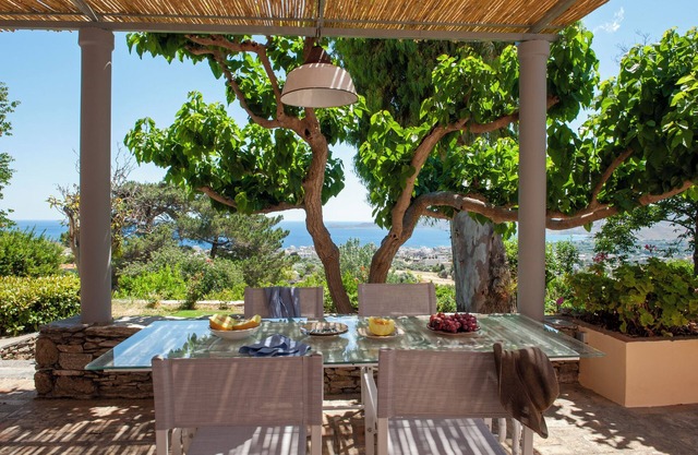 Traditional 2 Bedroom Villa with garden & Sea View