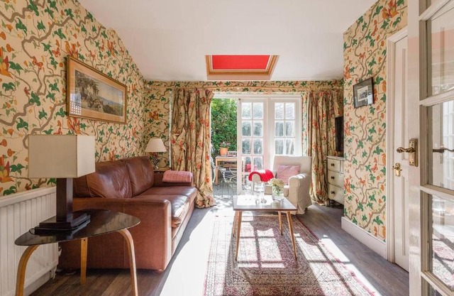 Traditional and Colourful 2BR Garden Flat in Parsons Green