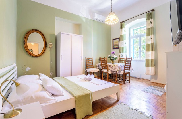 Traditional Dalmatian apt, 3 min walk to beach