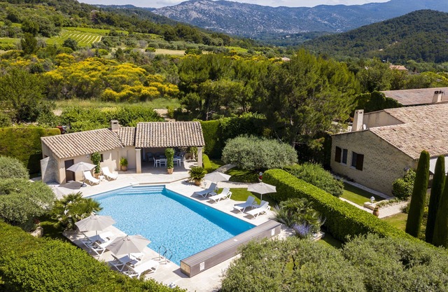Traditional farmhouse with heated swimming pool at the foot of the Mont Ventoux