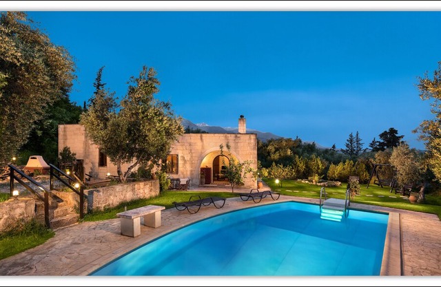 Traditional Stone, Pool Villa with Wonderful Garden!