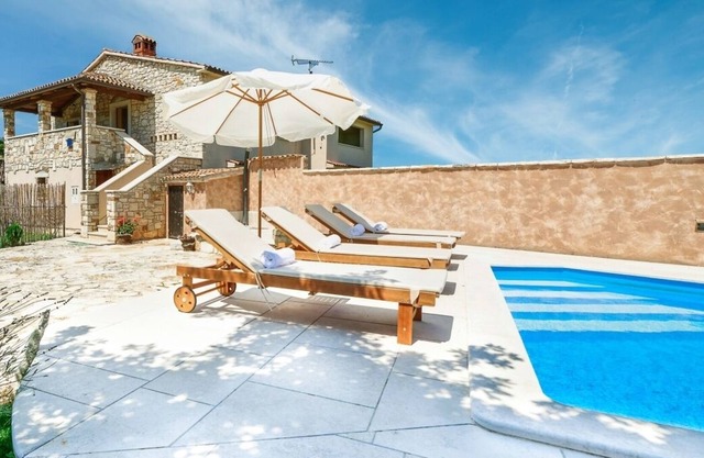Traditional Stone Villa with A/C and Private Pool in a Peaceful Location !