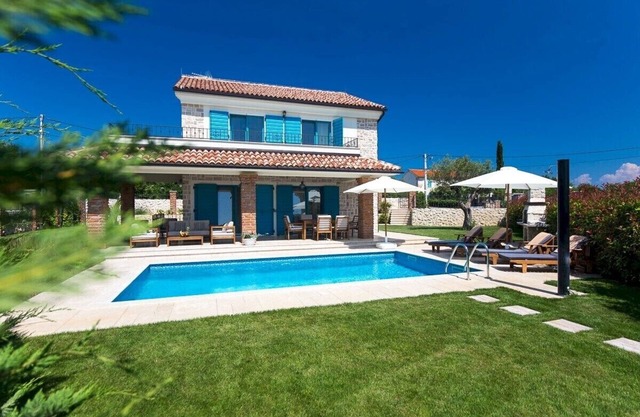 Traditional style Villa Maša* with a pool and a 'tavern' on Krk