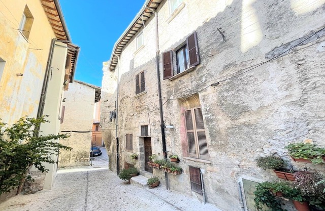 traditional town house central Spoleto - car is unnecessary - wifi - sleeps 10