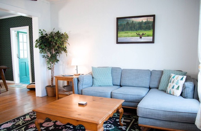 Trail access ✯ Downtown ✯ Pet Friendly & No Cleaning Fee!