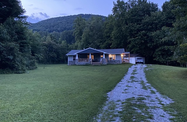 Trailer and pet-friendly! Hot tub! Minutes to Windrock and Frozen Head!