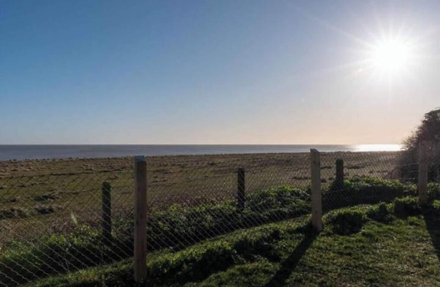 Tranquil 2-bedroom chalet in Kessingland overlooking the sea