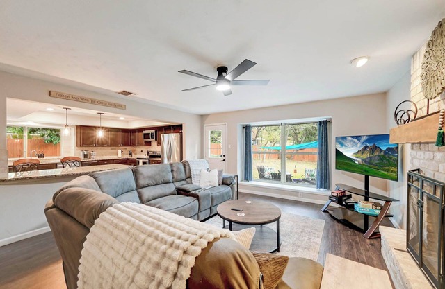 Tranquil 5-bedroom house with AC in San Antonio 15 minute toJBSA- Lackland