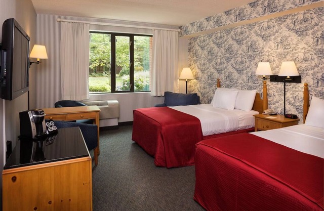 Tranquil Escape! Pool w/Water Slides, Tennis Court, Near Merchants Square