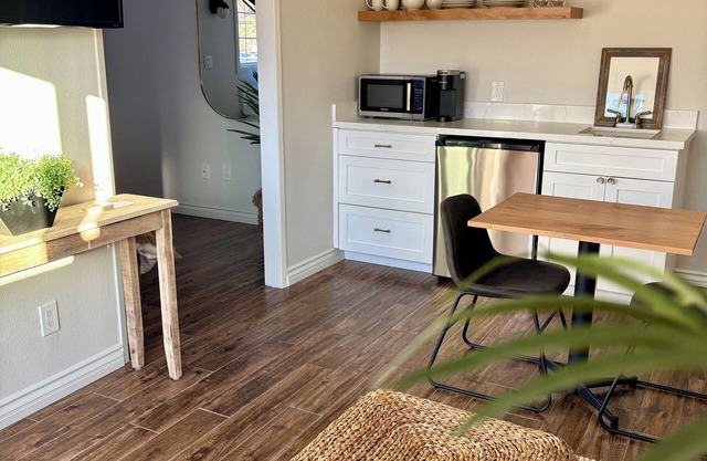 Tranquil guest suite/private entrance/patio/Tesla charger/central Thousand Oaks