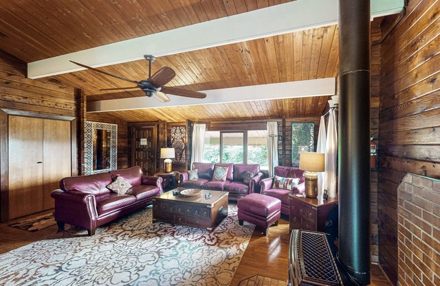 Tranquil home on 1.82-acres with lanai, free WiFi, W/D, and gas fireplace