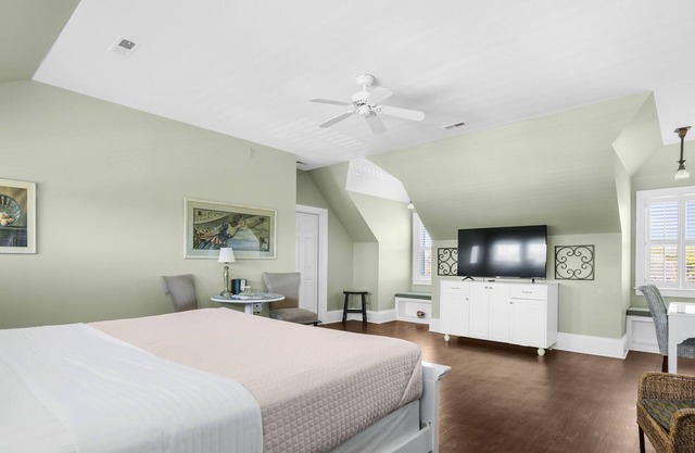 Tranquil House Inn - Downtown Waterfront Manteo - 1 King Large Premium Room 33