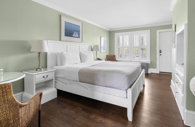 Tranquil House Inn - Downtown Waterfront Manteo - 1 King Premium Room 21