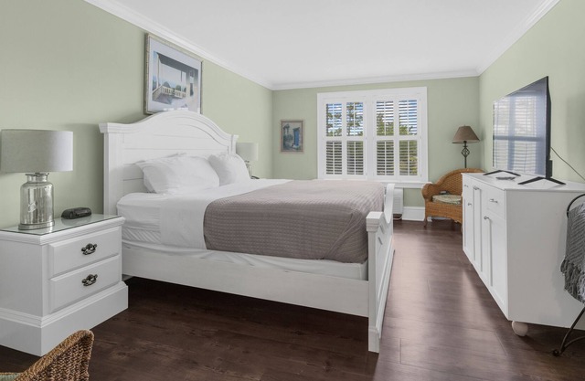 Tranquil House Inn - Downtown Waterfront Manteo - 1 King Standard Room 26