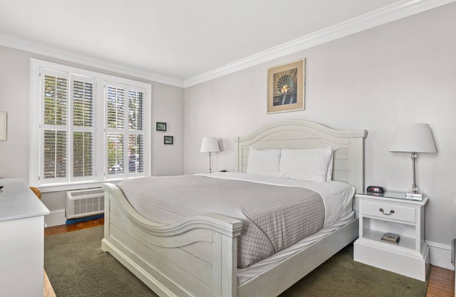 Tranquil House Inn - Downtown Waterfront Manteo - 1 Queen Premium Rm 13