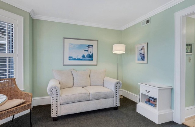 Tranquil House Inn - Downtown Waterfront Manteo - 1 Queen Suite Premium Rm 31