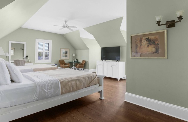 Tranquil House Inn - Downtown Waterfront Manteo - 2 Queens Large Premium Rm 36