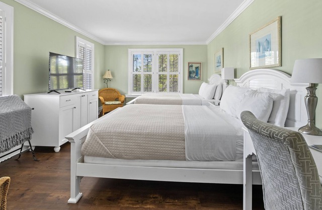 Tranquil House Inn - Downtown Waterfront Manteo - 2 Queens Premium Room 23