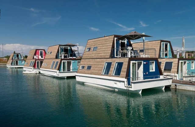 Tranquil Marina Azzurra Resort House boat 2BR sleeps 6