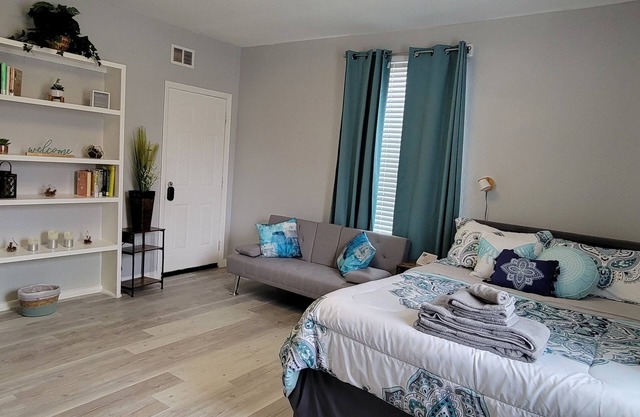 Tranquil Oasis close to TWU & UNT Modern 1 Bedroom Private Apartment