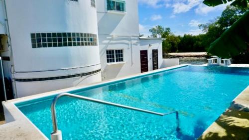 TRANQUIL Sea View Studio with Balcony, Infinity POOL, Overwater Deck & Kitchenette, 2nd Floor