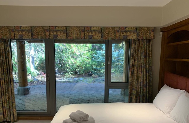 Tranquil Studio Hideaway in Scenic Whistler