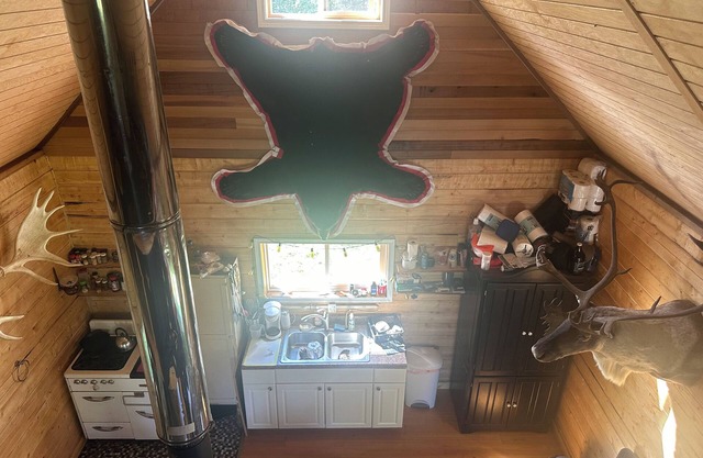 Trapper Creek Newer Log Cabin- 3 miles in from Parks Hwy