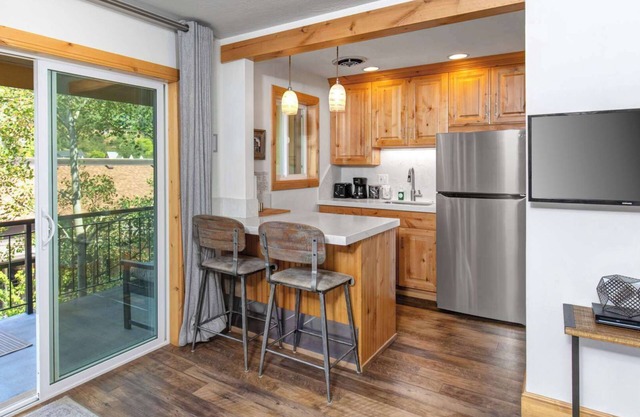 Treasure Mountain Inn - Junior Suite #42 - Cleaning fees included!