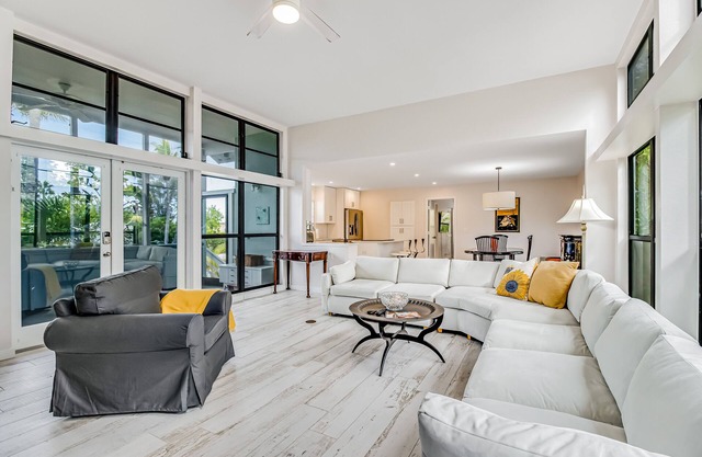 Tree-lined home w/amazing decor & screened porch - near beach/dining