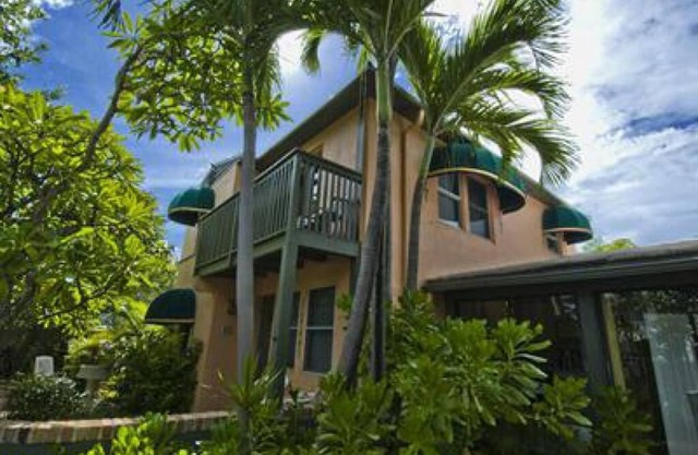 Treehouse Condo 2nd Floor Balcony sleeps 6 free parking