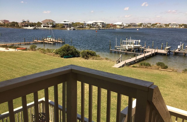 Treehouse Townhouse on Little Sabine Bay. Perfect location!