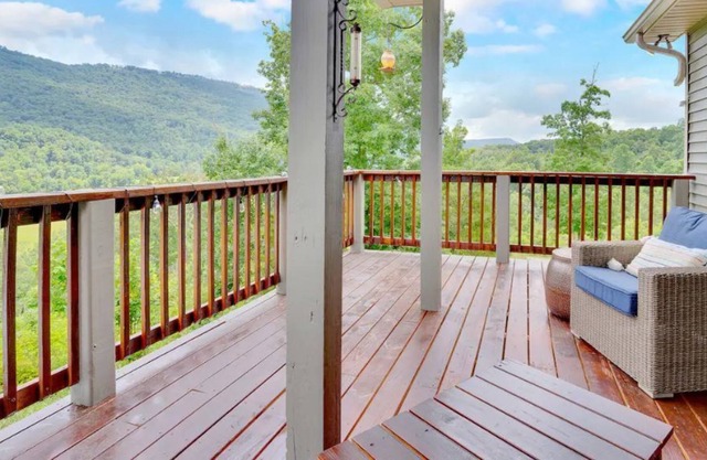 Treetop Retreat - Amazing Views, Hot Tub, Secluded