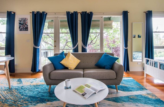 Treetops Studio, Bright and Roomy, in Fitzroy North