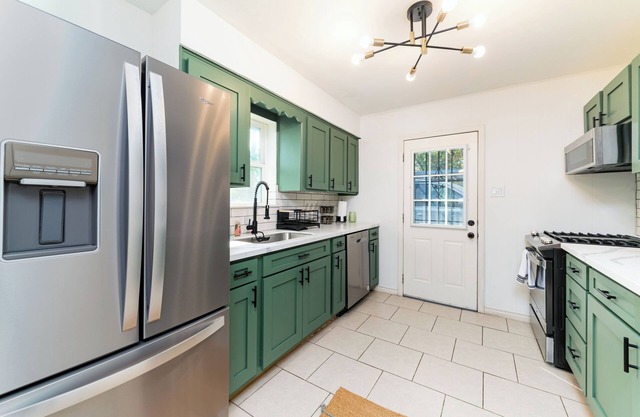 Trendy! 2 bed, 1 bath home in the Heights. FULLY fenced in yard. 5 min to d-town