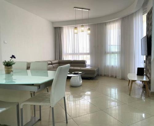 TRENDY 2BR GOLF RESIDENCE EILAT