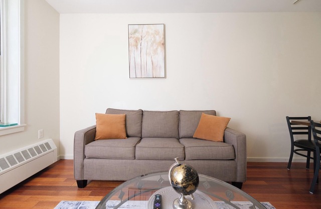 Trendy and Cozy Downtown Vancouver Apartment, Near Gastown