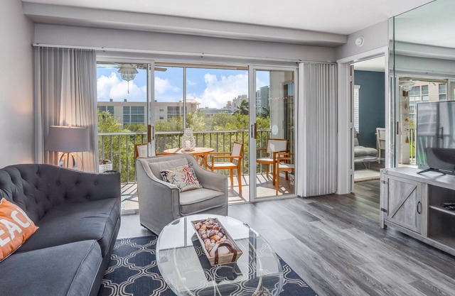 Trendy condo w/ shared pool, central AC, and high-speed WiFi - snowbirds welcome
