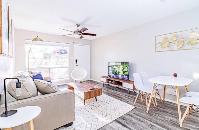 Trendy SoCo 1BR suite, king bed, fast WiFi