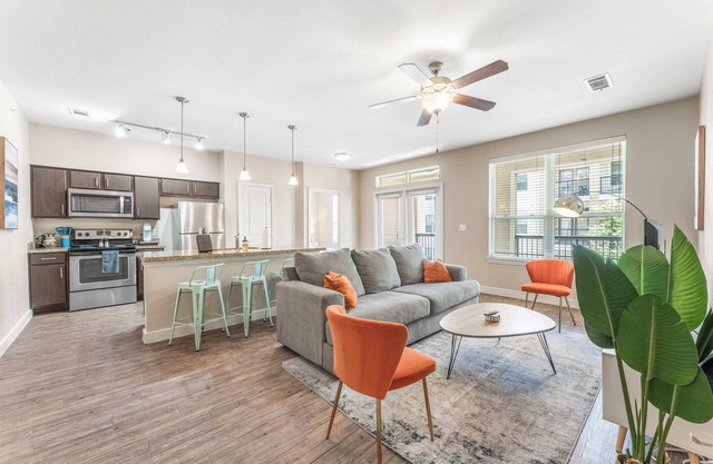Trendy SoCo 2BR King Suite w/GymPickleballLaundry