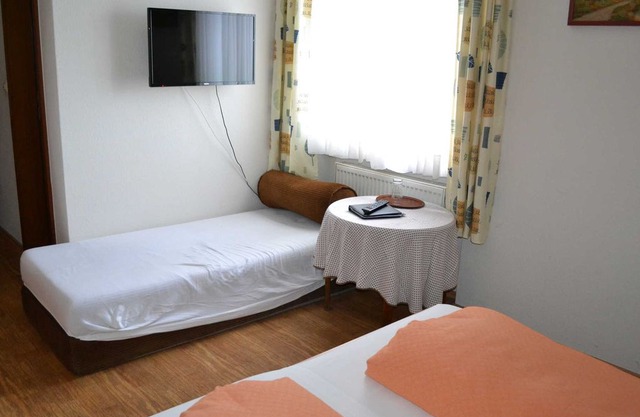 Triple room with WC / shower / bath - Gästehaus Tagescafe Eckenfels