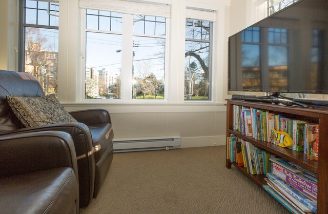 Triple Tiered Townhouse-1800 sq ft Corner Brownstone by Beacon Hill Park & Royal Museum