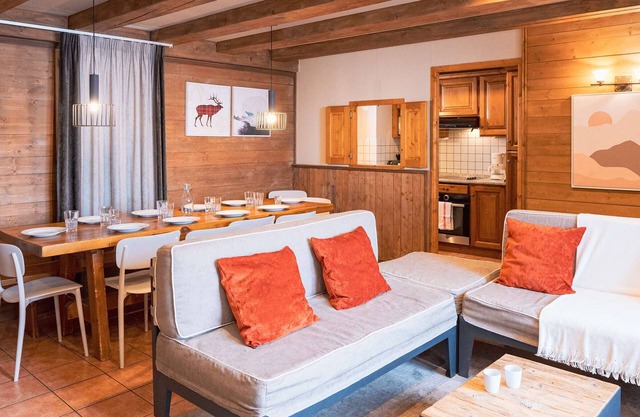 Triplex chalet in Val Thorens - 10 people, fireplace, 50m from slopes