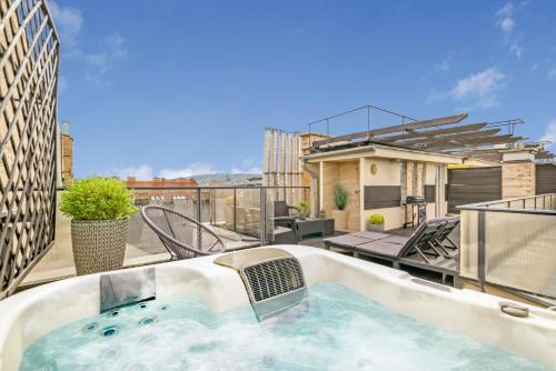 Triplex, Rooftop with Parlament view & Jacuzzi