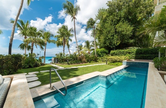 Tropical 3 bedroom luxury apartment with plunge pool